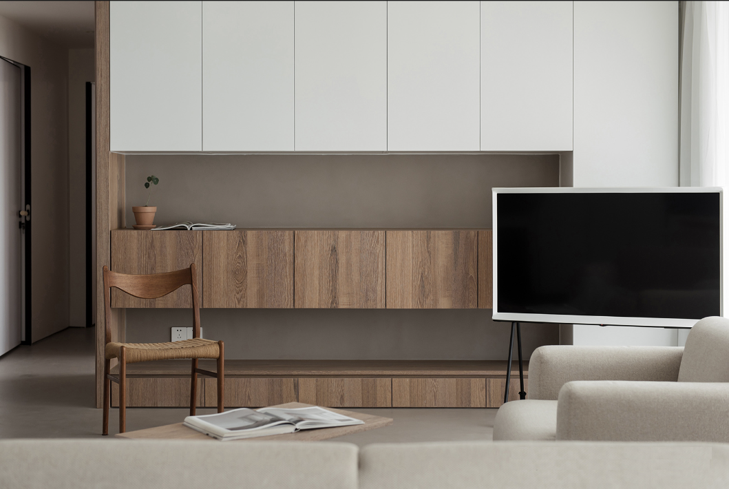 Who says white can't pair well with wood grain?