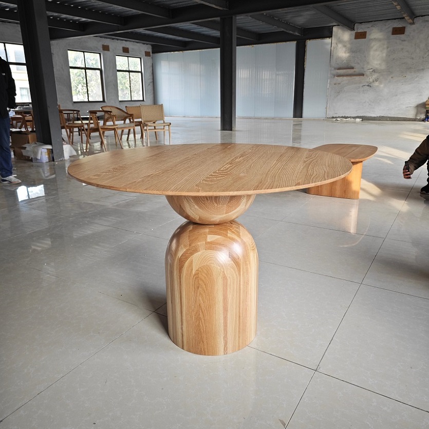 What are the advantages and disadvantages of oak furniture?